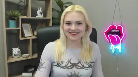 Snapshot of lilysweetxo chatting on 04/30/26, 07:04 Lily online show from 04/30/26, 07:04