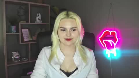 Snapshot of lilysweetxo chatting on 05/05/26, 04:59 Lily online show from 05/05/26, 04:59