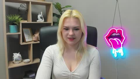 Snapshot of lilysweetxo chatting on 05/06/26, 06:52 Lily online show from 05/06/26, 06:52