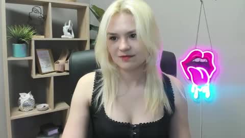 Snapshot of lilysweetxo chatting on 05/08/26, 07:36 Lily online show from 05/08/26, 07:36