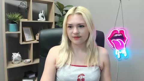 Snapshot of lilysweetxo chatting on 05/11/26, 07:03 Lily online show from 05/11/26, 07:03