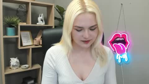 Snapshot of lilysweetxo chatting on 05/14/26, 06:53 Lily online show from 05/14/26, 06:53