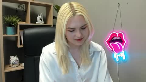 Snapshot of lilysweetxo chatting on 05/19/26, 01:39 Lily online show from 05/19/26, 01:39