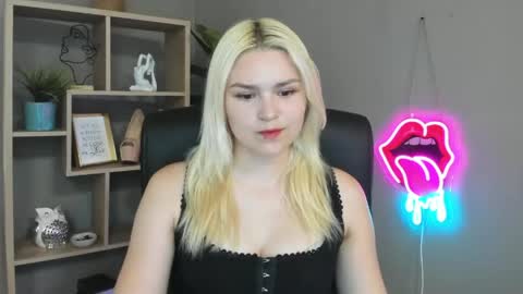 Snapshot of lilysweetxo chatting on 05/24/26, 01:27 Lily online show from 05/24/26, 01:27