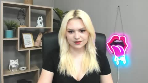 Snapshot of lilysweetxo chatting on 05/25/26, 01:17 Lily online show from 05/25/26, 01:17