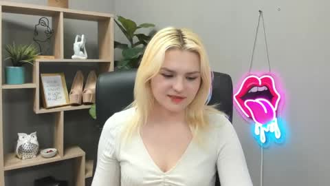 Snapshot of lilysweetxo chatting on 05/29/26, 07:17 Lily online show from 05/29/26, 07:17