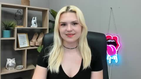 Snapshot of lilysweetxo chatting on 06/02/26, 02:08 Lily online show from 06/02/26, 02:08