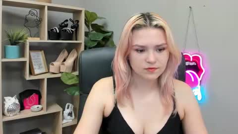 Snapshot of lilysweetxo chatting on 07/16/26, 06:30 Lily online show from 07/16/26, 06:30