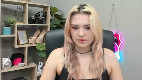 Snapshot of lilysweetxo chatting on 07/20/26, 06:38 Lily online show from 07/20/26, 06:38