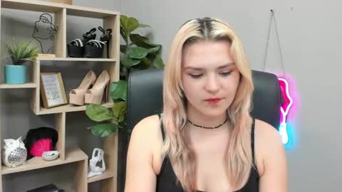 Snapshot of lilysweetxo chatting on 07/20/26, 10:39 Lily online show from 07/20/26, 10:39