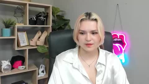 Snapshot of lilysweetxo chatting on 07/22/26, 02:09 Lily online show from 07/22/26, 02:09