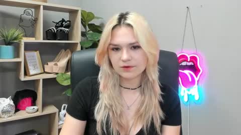 Snapshot of lilysweetxo chatting on 07/24/26, 06:33 Lily online show from 07/24/26, 06:33