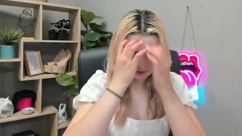 Snapshot of lilysweetxo chatting on 07/27/26, 06:31 Lily online show from 07/27/26, 06:31