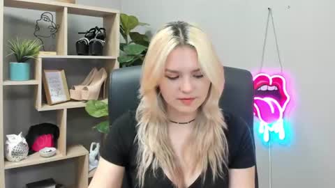Snapshot of lilysweetxo chatting on 07/28/26, 06:42 Lily online show from 07/28/26, 06:42