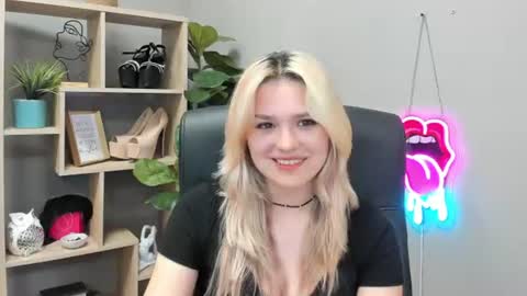 Snapshot of lilysweetxo chatting on 07/28/26, 11:17 Lily online show from 07/28/26, 11:17