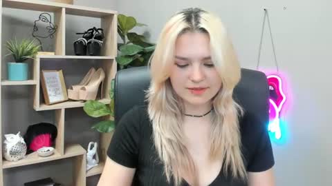 Snapshot of lilysweetxo chatting on 07/28/26, 12:48 Lily online show from 07/28/26, 12:48