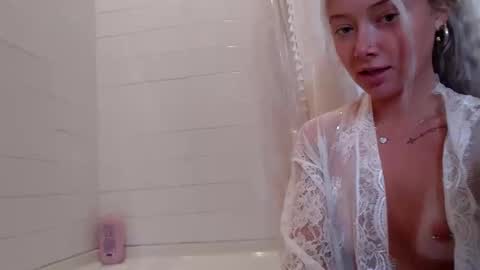 Snapshot of lilyyymonroee chatting on 09/21/25, 08:32 Lily Monroe online show from 09/21/25, 08:32