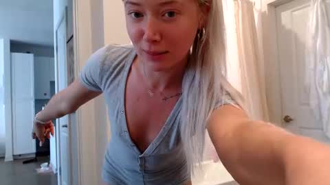 Snapshot of lilyyymonroee chatting on 10/12/25, 07:02 Lily Monroe online show from 10/12/25, 07:02