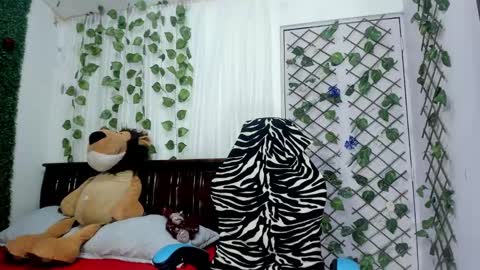 Snapshot of lina_paola chatting on 12/18/24, 10:02 paola online show from 12/18/24, 10:02