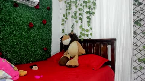 Snapshot of lina_paola chatting on 12/22/24, 11:41 paola online show from 12/22/24, 11:41