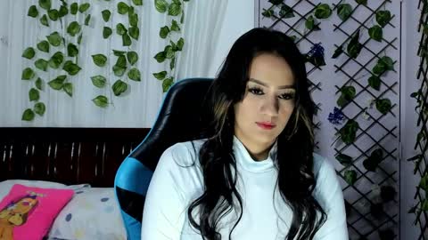 Snapshot of lina_paola chatting on 02/21/25, 11:21 paola online show from 02/21/25, 11:21