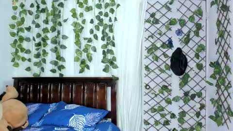 Snapshot of lina_paola chatting on 09/17/25, 11:50 paola online show from 09/17/25, 11:50