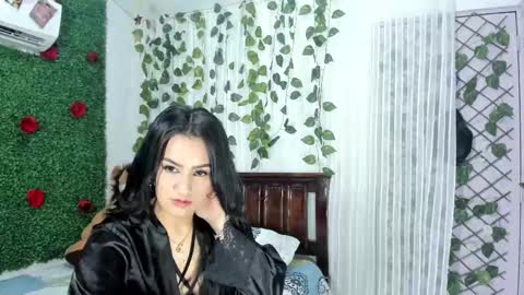 Snapshot of lina_paola chatting on 10/05/25, 02:10 paola online show from 10/05/25, 02:10