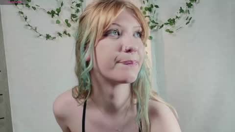 Snapshot of lina_vi chatting on 06/07/26, 08:01 Lina online show from 06/07/26, 08:01