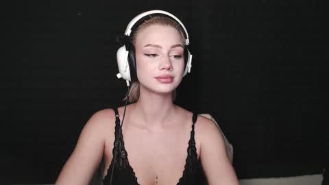 linacute52 online show from 11/13/25, 05:56