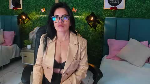 Lina  online show from 11/12/25, 11:43