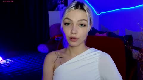 I am Lina online show from 11/30/25, 01:48