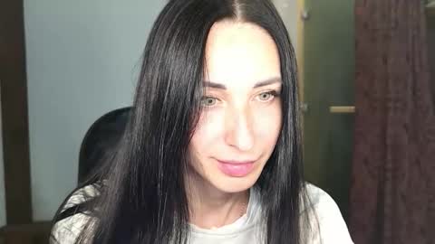 LinaLivee online show from 11/20/25, 06:18