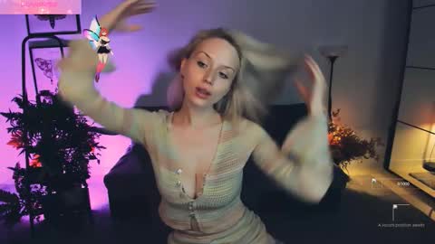 Snapshot of linda_roxy chatting on 11/05/25, 08:42 Linda online show from 11/05/25, 08:42