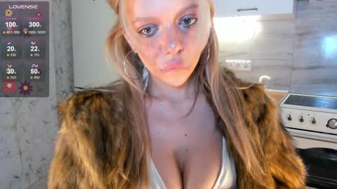 Snapshot of lindacrystalofc chatting on 02/27/25, 12:10 happy new year online show from 02/27/25, 12:10