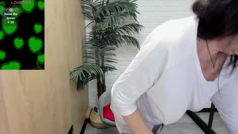 Snapshot of lindahottie chatting on 10/17/25, 05:21 Linda online show from 10/17/25, 05:21