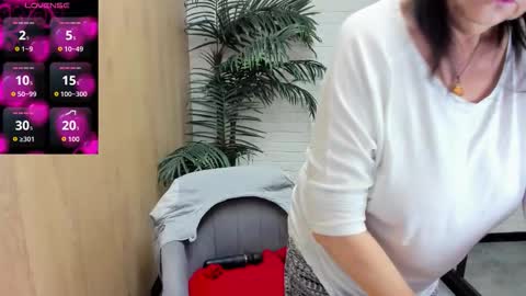 Snapshot of lindahottie chatting on 11/26/25, 05:30 Linda online show from 11/26/25, 05:30