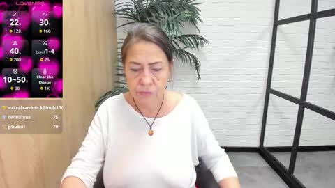 Snapshot of lindahottie chatting on 11/28/25, 05:48 Linda online show from 11/28/25, 05:48