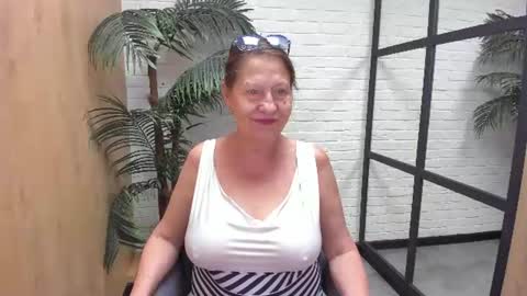 Snapshot of lindahottie chatting on 07/14/26, 10:21 Linda online show from 07/14/26, 10:21