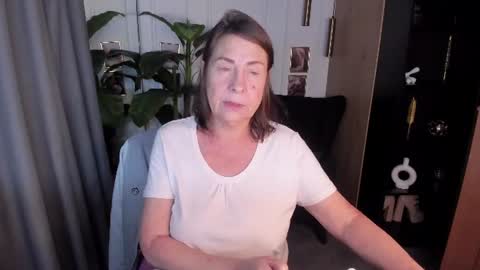 Snapshot of lindahottie chatting on 07/24/26, 06:17 Linda online show from 07/24/26, 06:17