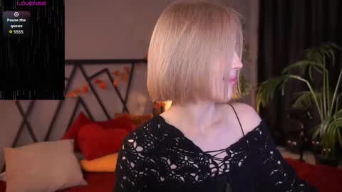 Snapshot of lindathacker chatting on 11/13/25, 04:33 your Linda is back online show from 11/13/25, 04:33