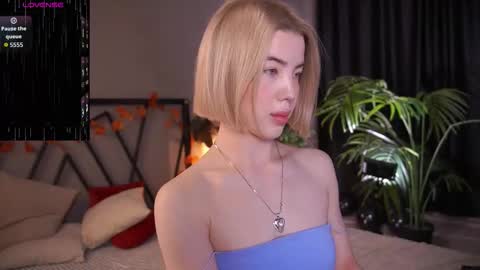 Snapshot of lindathacker chatting on 11/27/25, 04:36 your Linda is back online show from 11/27/25, 04:36