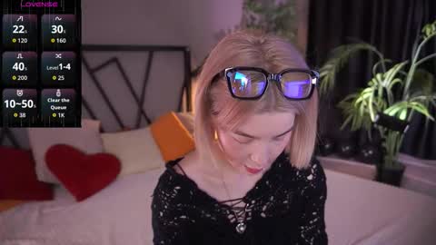 Snapshot of lindathacker chatting on 12/01/25, 04:50 your Linda is back online show from 12/01/25, 04:50