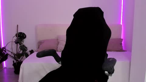 Linda  --  online show from 11/06/25, 05:03