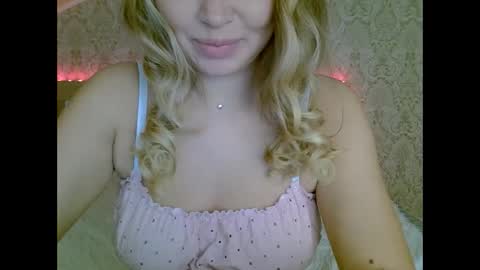 Snapshot of lindsisecret chatting on 01/01/25, 10:00 Anna online show from 01/01/25, 10:00
