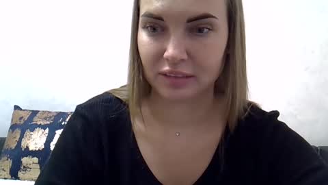 Snapshot of lindsisecret chatting on 03/04/25, 02:42 Anna online show from 03/04/25, 02:42