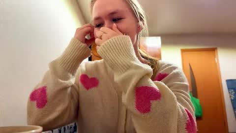 Snapshot of linncrisafi chatting on 02/08/26, 02:42 Rose online show from 02/08/26, 02:42