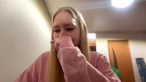 Snapshot of linncrisafi chatting on 02/11/26, 05:18 Rose online show from 02/11/26, 05:18