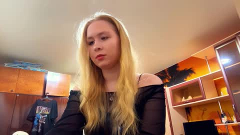 Snapshot of linncrisafi chatting on 02/15/26, 09:22 Rose online show from 02/15/26, 09:22