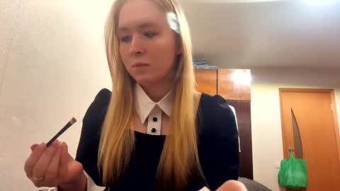 Snapshot of linncrisafi chatting on 02/25/26, 07:34 Rose online show from 02/25/26, 07:34