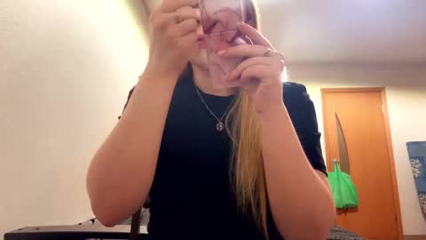 Snapshot of linncrisafi chatting on 02/27/26, 09:04 Rose online show from 02/27/26, 09:04